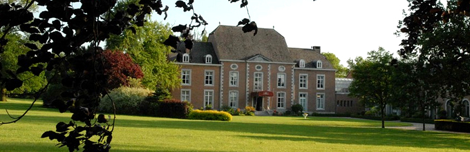 Vue extérieure du Château de Limont située à Liège depuis le parc.