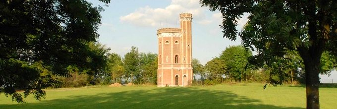 Oude Toren in het boomrijk park van het Kasteel van Limont