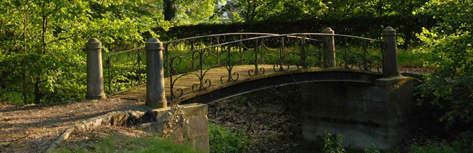 Ancien pont situé dans le domaine du Château de Limont